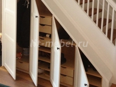 Распашной шкаф под лестницу с выдвижными ящиками